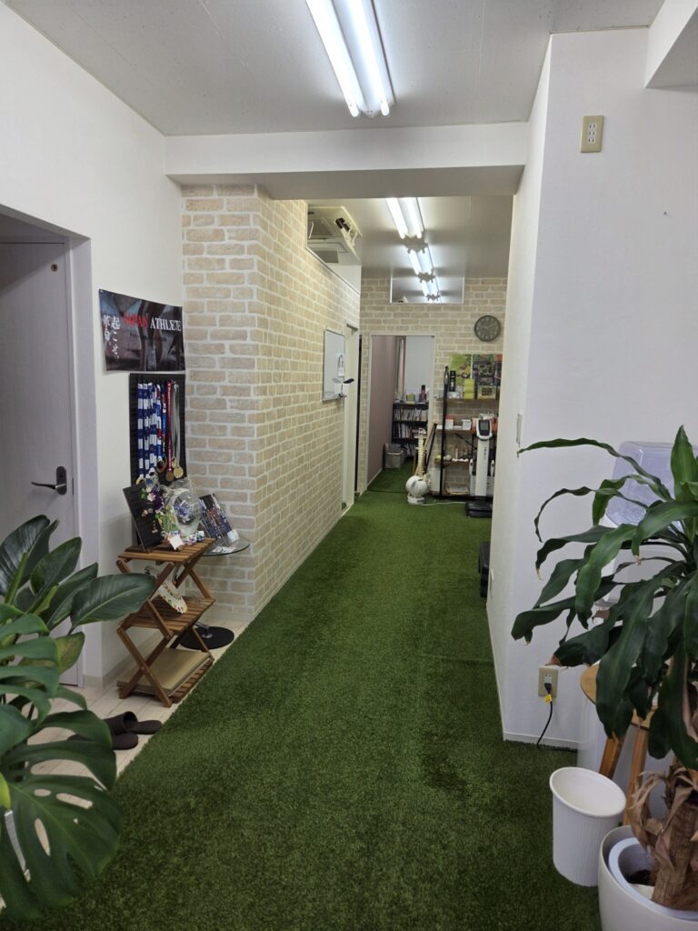 床全体に人工芝を敷いたカラダのヨリドコロの院内通路